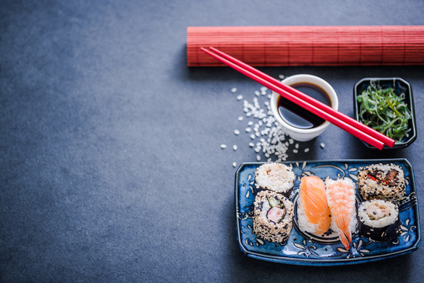 ダーク スレートの日本料理 - 写真・画像