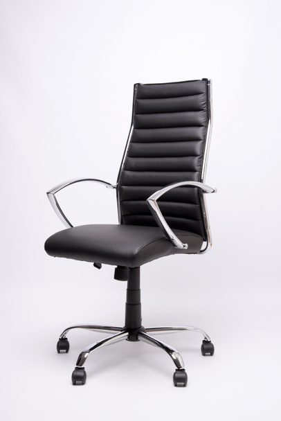 Una sedia da ufficio in pelle nera e cromo
 - Foto, immagini