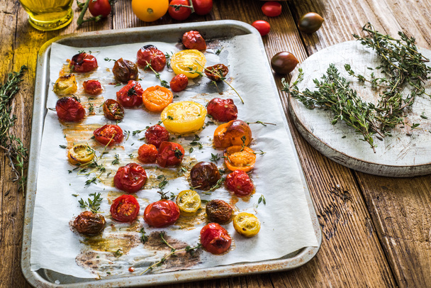 rasting tomatoes, healthy eating - Valokuva, kuva