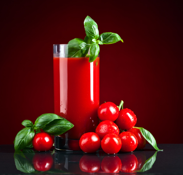 反射ガラステーブル上のおいしいトマト血まみれのメアリーカクテルの写真  - 写真・画像