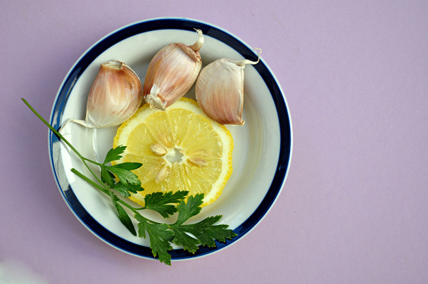 garlics and lemon - Фото, изображение