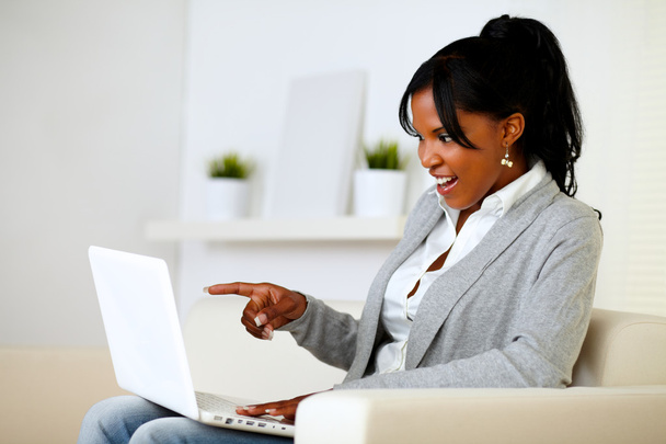 Surprised woman pointing to laptop screen - Foto, Imagen
