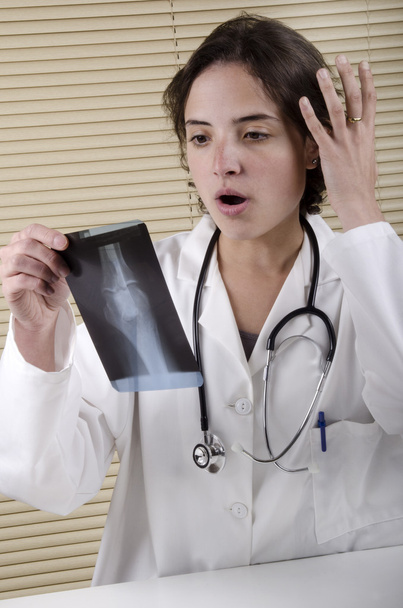 Personal médico examinó una imagen de rayos X
 - Foto, Imagen
