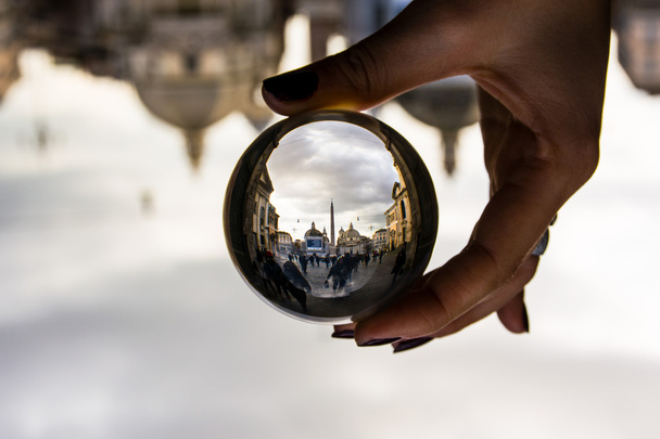 ガラス球の視点から劇的な雲と、イタリア ローマのポポロ広場 - 写真・画像