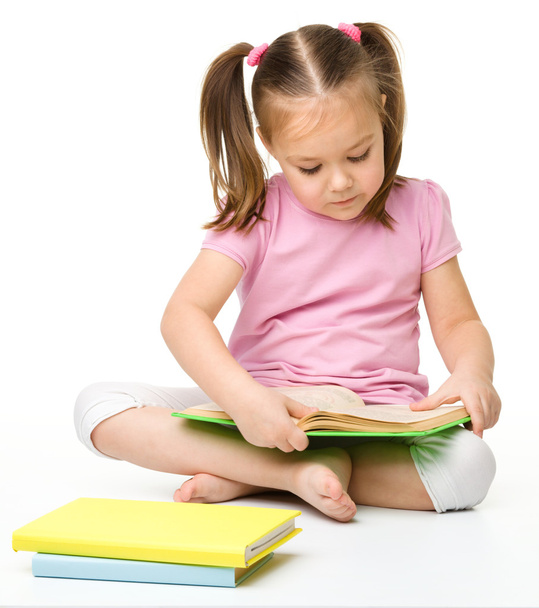 Petite fille mignonne lit un livre - Photo, image