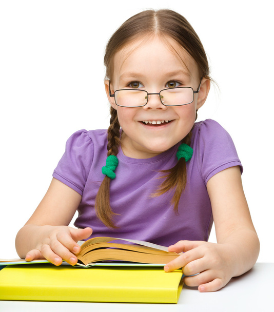 Aranyos, vidám kislány olvasó könyv - Fotó, kép