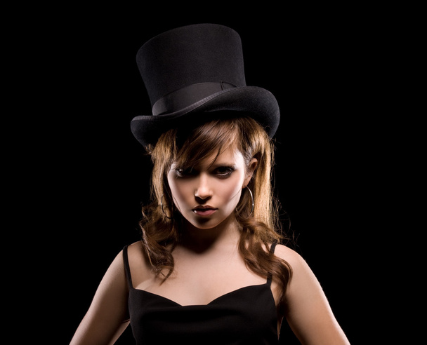 Mujer en vestido negro y sombrero de copa
 - Foto, imagen
