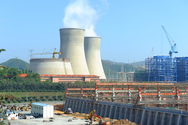 Torre de refrigeración de la central nuclear
 - Foto, Imagen