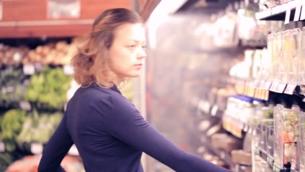 Femme faisant du shopping à l'épicerie
. - Séquence, vidéo