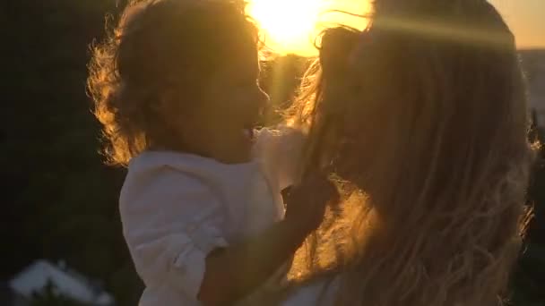 幸せな家族母親と小さな息子のハグと、自然に夏にキス クローズ アップ - 映像、動画