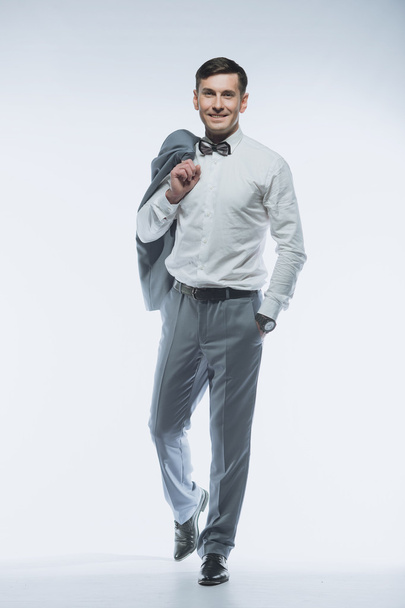 Портрет элегантного привлекательного бизнесмена на белом фоне
 - Фото, изображение