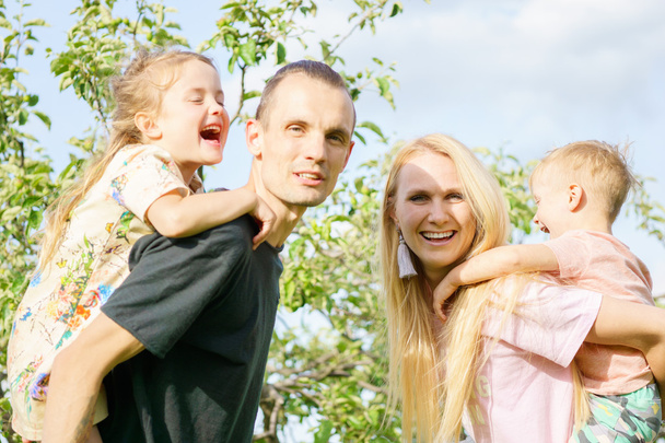 portrét venku šťastné rodiny - Fotografie, Obrázek