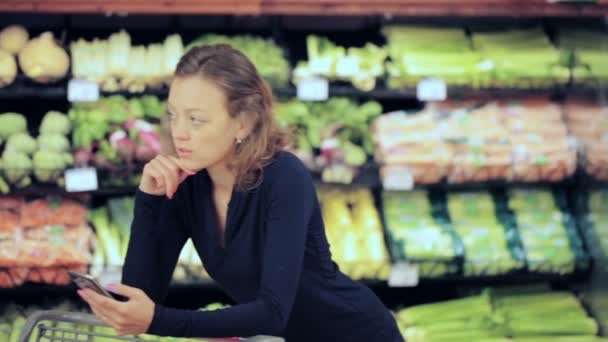 Mulher fazendo compras no supermercado
. - Filmagem, Vídeo