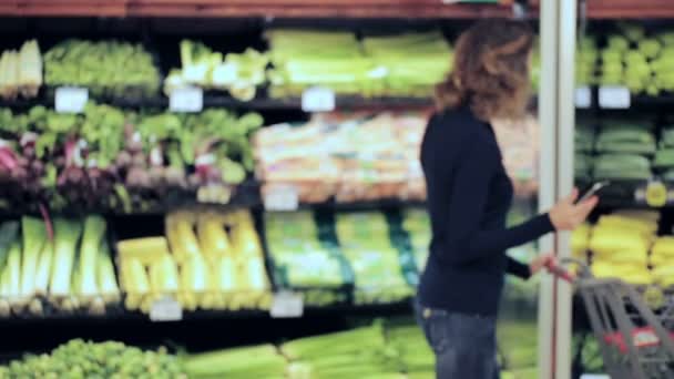 vrouw winkelen in de supermarkt. - Video