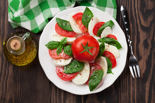 Mozzarella, tomate et basilic
. - Photo, image