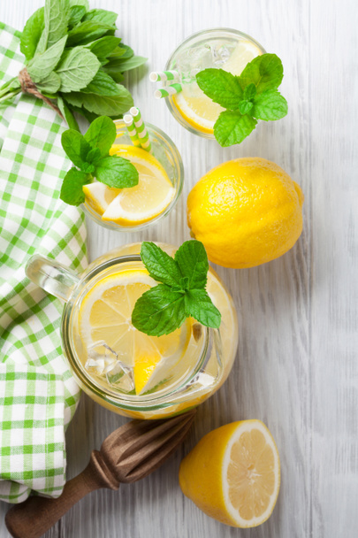 Limonada con limón, menta y hielo
 - Foto, Imagen