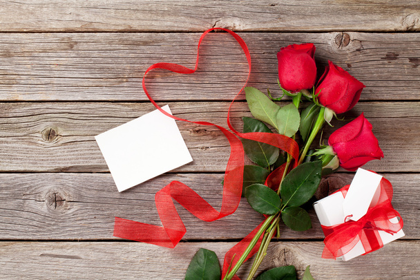 Red roses, gift box  - Photo, Image