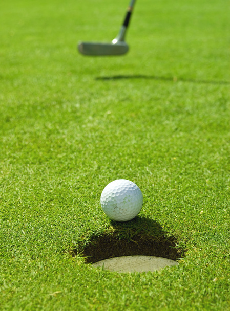 golf topu deliğe doğru haddeleme - Fotoğraf, Görsel