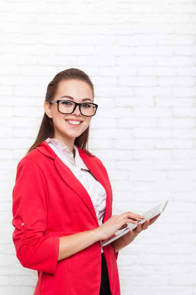 Бізнес-леді використовують планшетний комп'ютер сенсорний екран носити червоні окуляри куртки щаслива посмішка
 - Фото, зображення