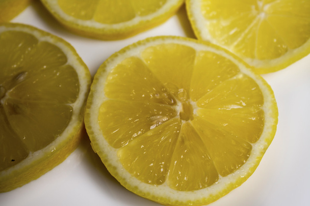 Rodajas de limón amarillo fresco
 - Foto, Imagen