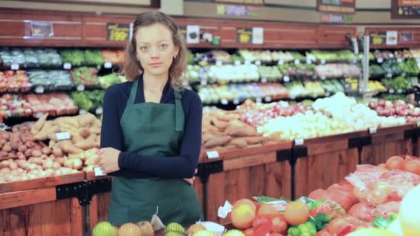 grocery store clerk  - Video, Çekim