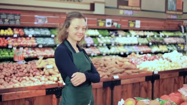 Verkäuferin im Lebensmittelgeschäft  - Filmmaterial, Video