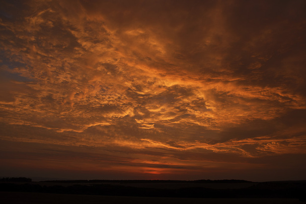 Czerwony pomarańczowy sunrise w okolicy w regionie Pálava - Zdjęcie, obraz