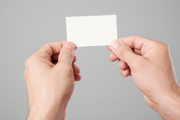 Man's hand holding blank business card - Foto, Bild