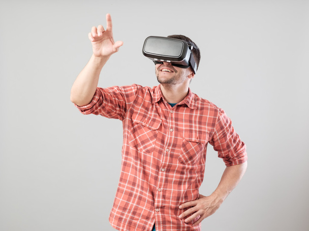 Man with virtual reality glasses showing gesture - Foto, Imagen
