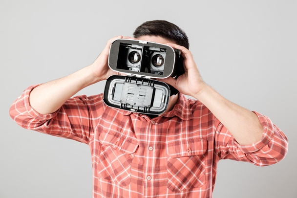 Man using virtual reality headset - Zdjęcie, obraz