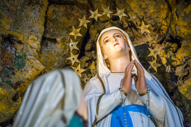 Abençoada Virgem de Lourdes na caverna
 - Foto, Imagem
