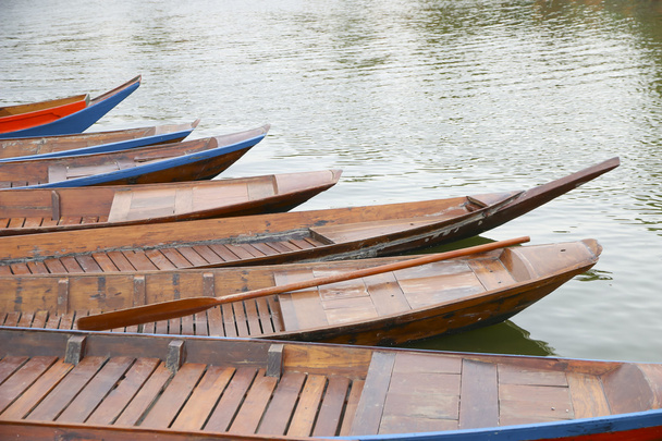 ストック写真の伝統的な木製ボート川. - 写真・画像