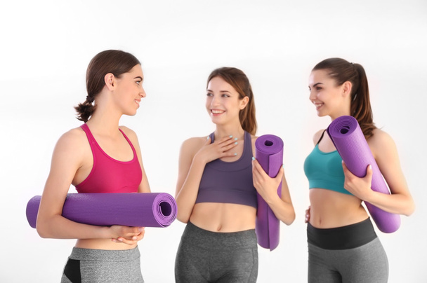 women with mats in gym - Fotografie, Obrázek