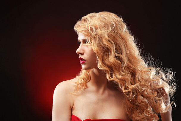 νεαρή γυναίκα με ξανθά μαλλιά - Φωτογραφία, εικόνα