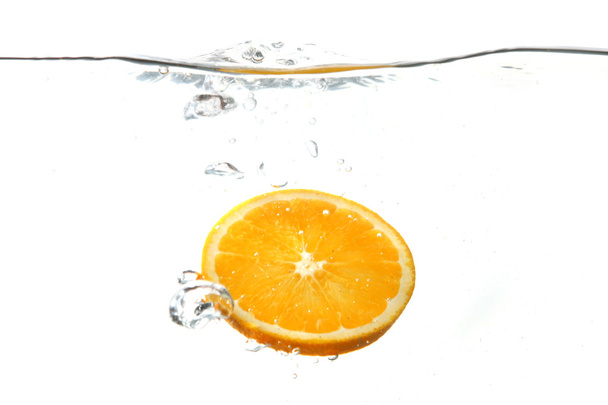 апельсинові стружки падають у воду розщеплення
 - Фото, зображення