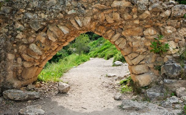 Ancient stone arch on the hiking trail - Φωτογραφία, εικόνα