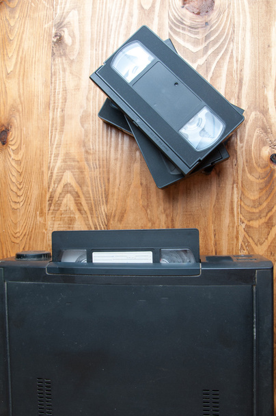 Équipement pour jouer des bandes VHS sur une table en bois
 - Photo, image