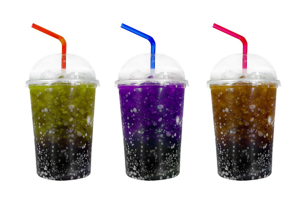 Limone, Viola e Cola soda con ghiaccio in erba plastica isolato o
 - Foto, immagini
