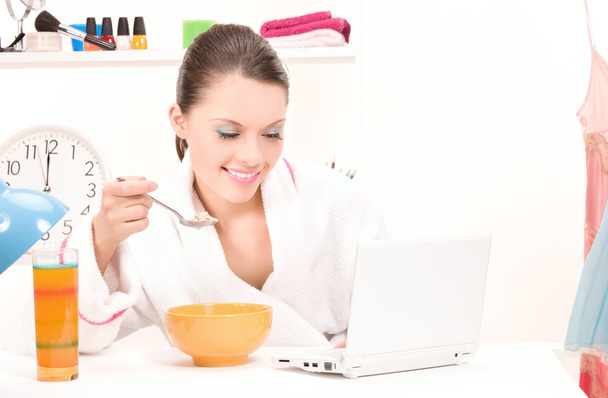 Eating woman laptop computer - Φωτογραφία, εικόνα