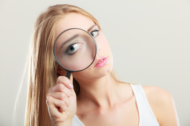 Girl holding magnifying glass - Zdjęcie, obraz