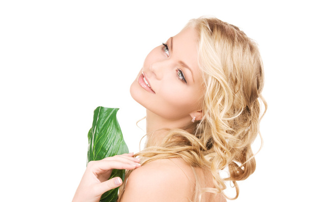 Woman with green leaf - Foto, afbeelding