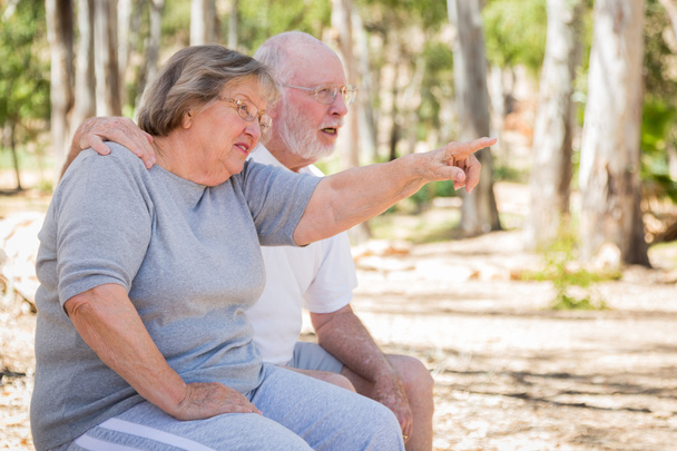 Seniorenpaar genießt die Natur - Foto, Bild