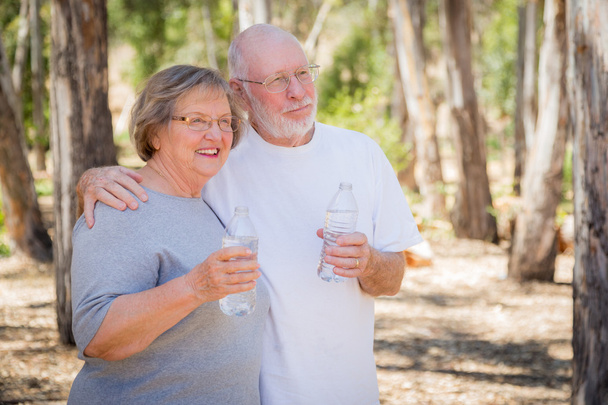 Onnellinen terve vanhempi pari vesipullojen kanssa
 - Valokuva, kuva