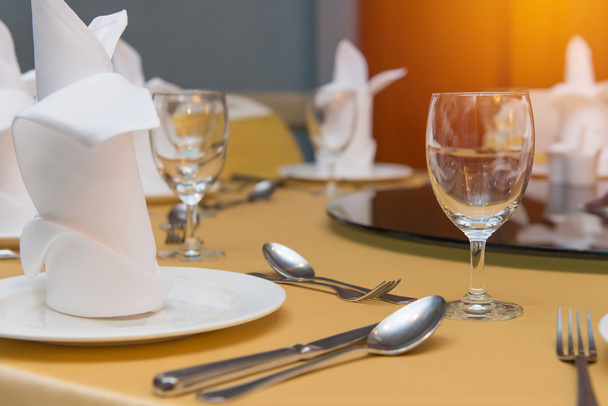 Elegancia de vasos en la mesa configurada para el comedor
 - Foto, Imagen