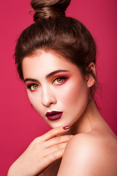 Hermosa joven modelo con labios rojos
 - Foto, Imagen