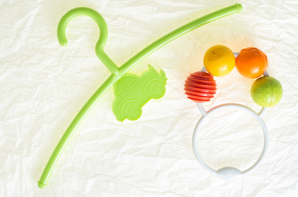 percha de color, perchero para ropa de bebés y un juguete de sonajero colorido
 - Foto, imagen