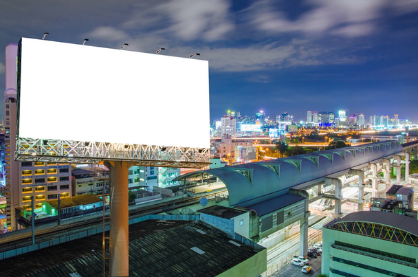 outdoor em branco para publicidade no centro da cidade à noite
 - Foto, Imagem