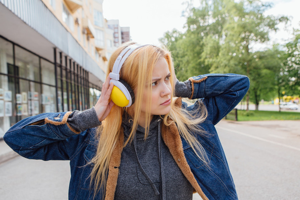 Mädchen hört Musik-Streaming mit Kopfhörern. - Foto, Bild