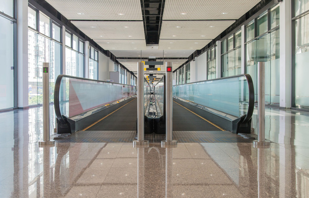 dlouhá lávka eskalátoru na mezinárodním letišti terminál - Fotografie, Obrázek