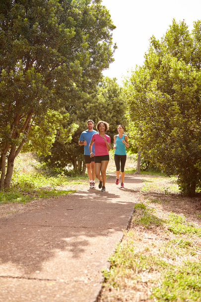 Biegaczy na utwardzonych trail running - Zdjęcie, obraz